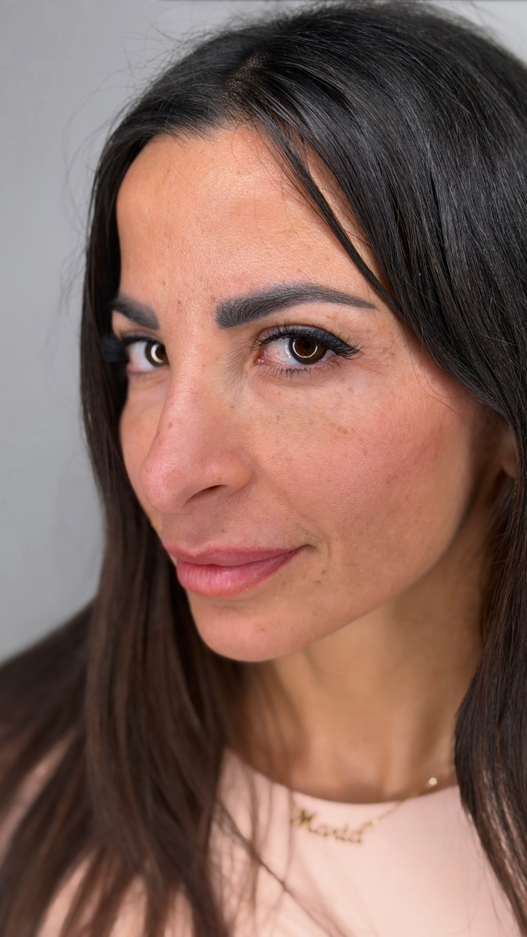 Primo piano del volto di Marta Aquila: sopracciglia definite e sguardo valorizzato